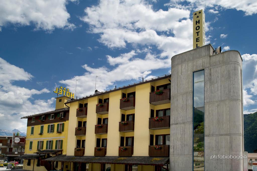 Hotel Ferrovia Calalzo di Cadore Exterior foto